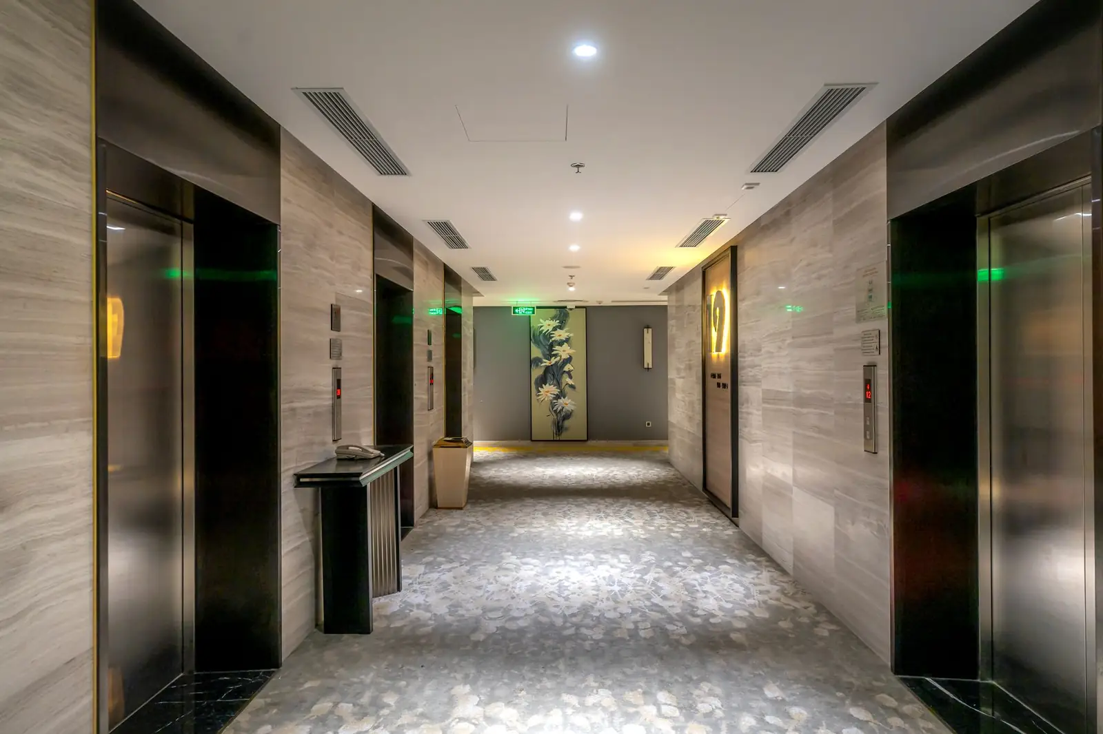 SolvarianroyalRetreat interior corridor